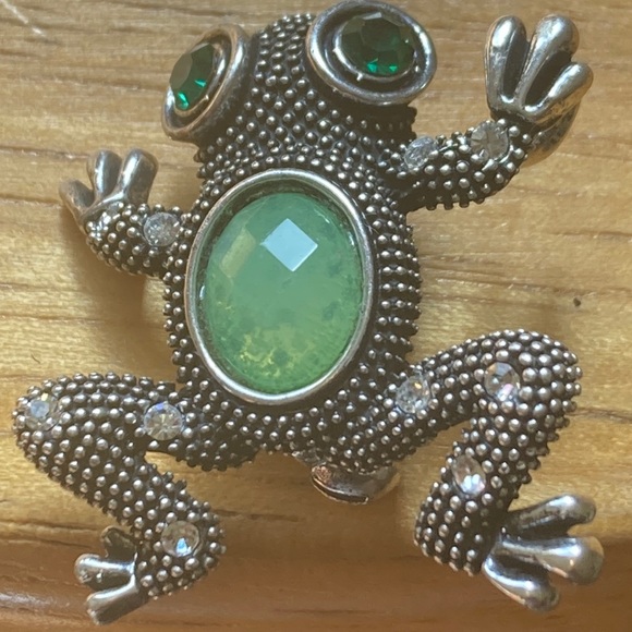 Source Unknown Jewelry - Silver brooch frog with green gemstone eyes